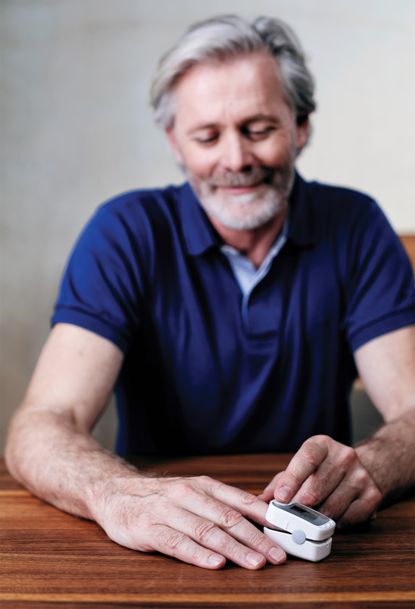 3040-InUse_OXY-300_man-measurement-1