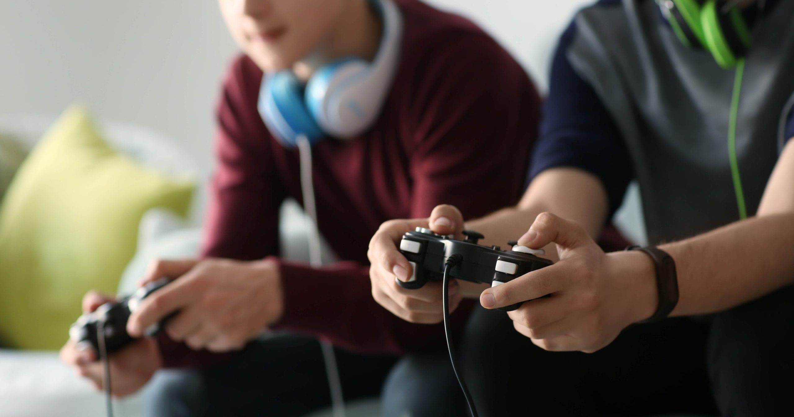 Teenagers,Playing,Video,Games,At,Home